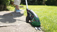 Bosch Akku-Gras- und Strauchschere Isio, Teleskopstiel, 3,6V Li-Ion, 50 Min Laufzeit, Ladegerät inkl.