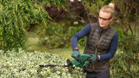 Bosch Akku-Heckenschere EasyHedgeCut 18V-44-11, 44 cm, Anti-Blockier-System, Li-Ion Akku, kabellos, inkl. Messerabdeckung