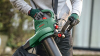 Bosch Gartensauger UniversalGardenTidy 3000 – 3-in-1 (Blasen, Saugen, Häckseln), leise, mit Fangsack & Schultergurt