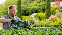 Bosch Heckenschere UniversalHedgeCut 60 – 60 cm Messer, 480 W, ProSilence leise, Rutschkupplung, Karton