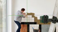 Bosch Kreuzlinien-Laser Quigo Green, grüne Laser-Technologie, ±0,6 mm/m, 12 m Reichweite, inkl. Zubehör (Batterien, Universal-Klemme)