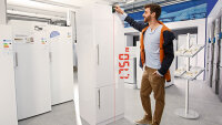 Bosch Digitaler Laser-Entfernungsmesser UniversalDistance 30, 30 m Reichweite, Flächen-/Volumenmessung, Speicher, inkl. Batterien & Hülle